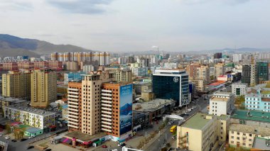 Moğolistan 'ın başkenti Ulaanbaatar' ın binalarının ve sokaklarının havadan görünüşü, yaklaşık Haziran 2021.