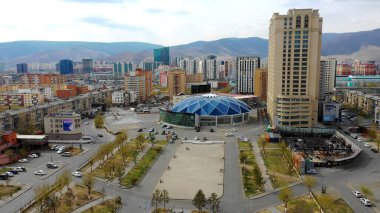 Moğolistan 'ın başkenti Ulaanbaatar' ın binalarının ve sokaklarının havadan görünüşü, yaklaşık Haziran 2021.