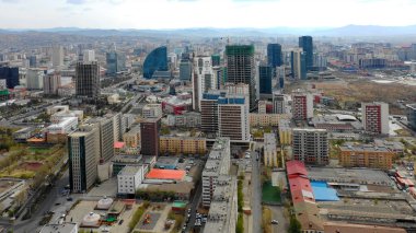 Moğolistan 'ın başkenti Ulaanbaatar' ın binalarının ve sokaklarının havadan görünüşü, yaklaşık Haziran 2021.