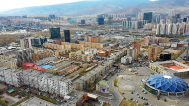 Moğolistan 'ın başkenti Ulaanbaatar' ın binalarının ve sokaklarının havadan görünüşü, yaklaşık Haziran 2021.