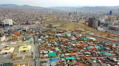 Moğolistan 'ın başkenti Ulaanbaatar' ın binalarının ve sokaklarının havadan görünüşü, yaklaşık Haziran 2021.