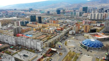 Moğolistan 'ın başkenti Ulaanbaatar' ın binalarının ve sokaklarının havadan görünüşü, yaklaşık Haziran 2021.