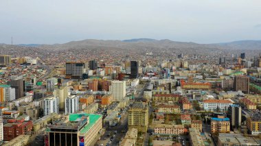 Moğolistan 'ın başkenti Ulaanbaatar' ın binalarının ve sokaklarının havadan görünüşü, yaklaşık Haziran 2021.