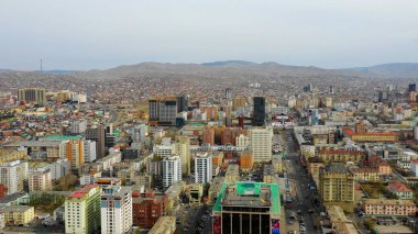 Moğolistan 'ın başkenti Ulaanbaatar' ın binalarının ve sokaklarının havadan görünüşü, yaklaşık Haziran 2021.