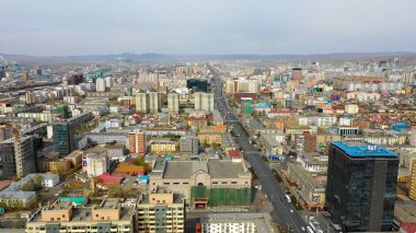 Moğolistan 'ın başkenti Ulaanbaatar' ın binalarının ve sokaklarının havadan görünüşü, yaklaşık Haziran 2021.