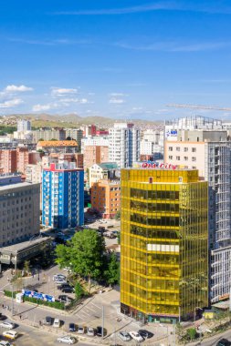 Moğolistan 'ın başkenti Ulaanbaatar' ın binalarının ve sokaklarının havadan görünüşü, yaklaşık Haziran 2021.