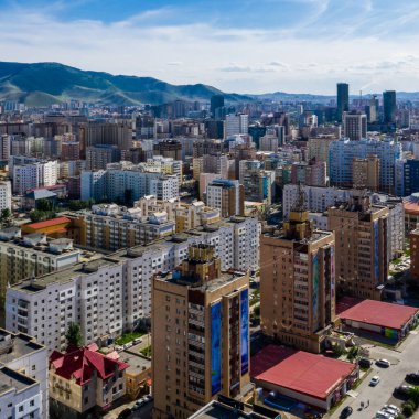 Moğolistan 'ın başkenti Ulaanbaatar' ın binalarının ve sokaklarının havadan görünüşü, yaklaşık Haziran 2021.