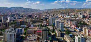 Moğolistan 'ın başkenti Ulaanbaatar' ın binalarının ve sokaklarının havadan görünüşü, yaklaşık Haziran 2021.