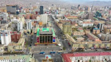 Moğolistan 'ın başkenti Ulaanbaatar' ın binalarının ve sokaklarının havadan görünüşü, yaklaşık Haziran 2021.