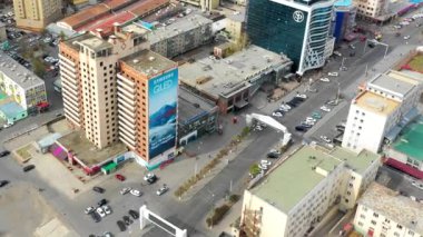 Moğolistan 'ın başkenti Ulaanbaatar' ın binalarının ve sokaklarının havadan görünüşü, yaklaşık Haziran 2021.