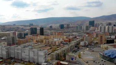 Moğolistan 'ın başkenti Ulaanbaatar' ın binalarının ve sokaklarının havadan görünüşü, yaklaşık Haziran 2021.