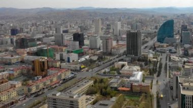 Moğolistan 'ın başkenti Ulaanbaatar' ın binalarının ve sokaklarının havadan görünüşü, yaklaşık Haziran 2021.
