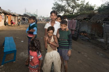 RAXAUL, INDIA: Tanımlanamayan Hintli çocuklar Kasım 2013 'te Raxaul, Bihar, Hindistan' da.