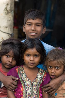 RAXAUL, INDIA: Tanımlanamayan Hintli çocuklar Kasım 2013 'te Raxaul, Bihar, Hindistan' da.