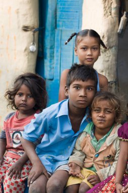 RAXAUL, INDIA: Tanımlanamayan Hintli çocuklar Kasım 2013 'te Raxaul, Bihar, Hindistan' da.