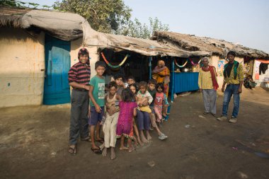 RAXAUL, INDIA: Tanımlanamayan Hintli çocuklar Kasım 2013 'te Raxaul, Bihar, Hindistan' da.