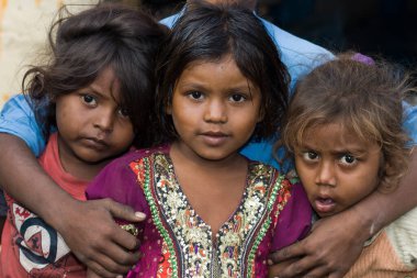 RAXAUL, INDIA: Tanımlanamayan Hintli çocuklar Kasım 2013 'te Raxaul, Bihar, Hindistan' da.