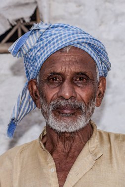 RAXAUL, INDIA: Raxaul, Bihar State, Hindistan 'da tanımlanamayan Hintli adam, Kasım 2021