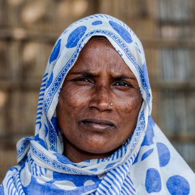 RAXAUL, INDIA: Raxaul, Bihar State, Hindistan 'da tanımlanamayan Hintli kadın, Kasım 2021