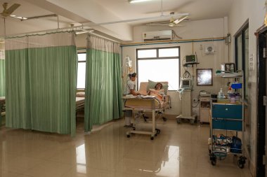 Raxaul, Bihar Eyaleti, Hindistan 'da Kasım 2013' te bir kırsal hastanede kimliği belirsiz hemşire ve hasta var..