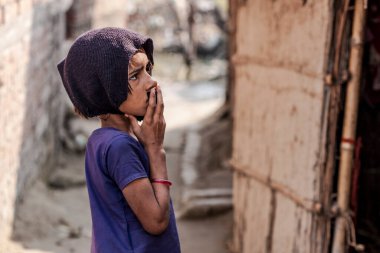 RAXAUL, INDIA: Tanımlanamayan Hintli çocuk, Kasım 2013 Raxaul, Bihar, Hindistan