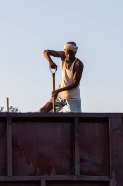 Raxaul, Bihar Eyaleti, Hindistan 'daki tren istasyonuna çimento yükleyen kimliği belirsiz bir adam, yaklaşık Kasım 2021