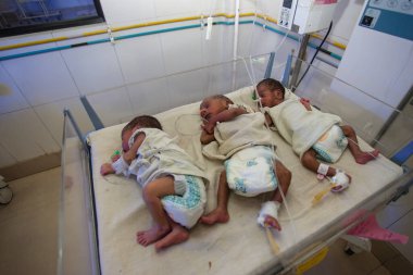 Raxaul, Bihar Eyaleti, Hindistan 'da bir kırsal hastanede kimliği belirlenemeyen yeni doğan çocuklar, yaklaşık Kasım 2013.