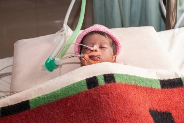 Raxaul, Bihar Eyaleti, Hindistan 'da bir kırsal hastanede tanımlanamayan yeni doğan çocuk, Kasım 2013.