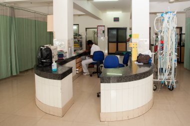 RAXAUL, INDIA - NOV 13: 13 Kasım 2013 tarihinde Raxaul, Bihar, Hindistan 'da yerel bir hastanenin yeni yoğun bakım ünitesi. Bihar Hindistan 'ın en fakir eyaletlerinden biridir..