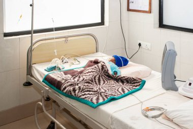 Raxaul, Bihar Eyaleti, Hindistan 'da bir kırsal hastanede tanımlanamayan yeni doğan çocuk, Kasım 2013.