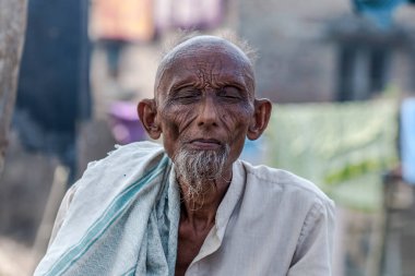 RAXAUL, INDIA: Raxaul, Bihar State, Hindistan 'da tanımlanamayan Hintli adam, Kasım 2021