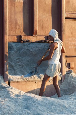 Raxaul, Bihar Eyaleti, Hindistan 'daki tren istasyonuna çimento yükleyen kimliği belirsiz bir adam, yaklaşık Kasım 2021