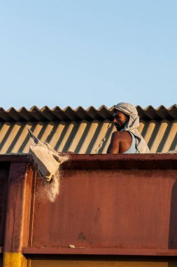 Raxaul, Bihar Eyaleti, Hindistan 'daki tren istasyonuna çimento yükleyen kimliği belirsiz bir adam, yaklaşık Kasım 2021