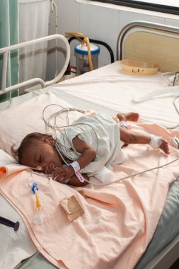 Raxaul, Bihar Eyaleti, Hindistan 'da bir kırsal hastanede tanımlanamayan yeni doğan çocuk, Kasım 2013.