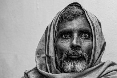 RAXAUL, INDIA: Raxaul, Bihar State, Hindistan 'da tanımlanamayan bir Hintlinin siyah beyaz portresi, Kasım 2021
