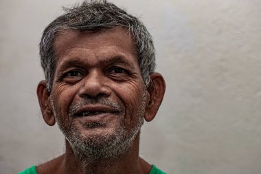 RAXAUL, INDIA: Raxaul, Bihar State, Hindistan 'da tanımlanamayan Hintli adam, Kasım 2021