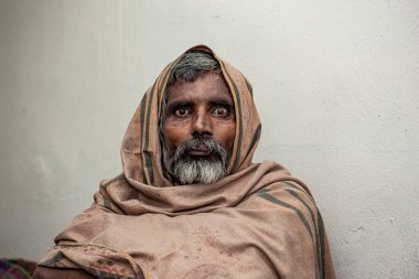 RAXAUL, INDIA: Raxaul, Bihar State, Hindistan 'da tanımlanamayan Hintli adam, Kasım 2021