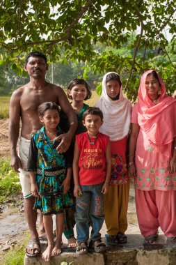 Sundarpur, Hindistan - 2013: Sundarpur, Bihar Eyaleti, Hindistan 'daki cüzzam kolonisinde kimliği belirsiz kişiler.