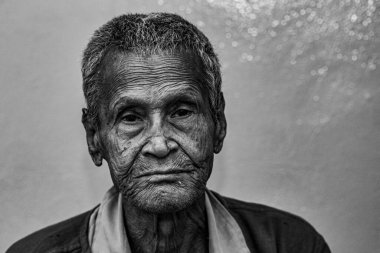 RAXAUL, INDIA: Raxaul, Bihar State, Hindistan 'da tanımlanamayan bir Hintlinin siyah beyaz portresi, Kasım 2021