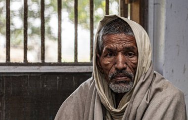 RAXAUL, INDIA: Raxaul, Bihar State, Hindistan 'da tanımlanamayan Hintli adam, Kasım 2021