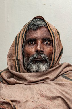 RAXAUL, INDIA: Raxaul, Bihar State, Hindistan 'da tanımlanamayan Hintli adam, Kasım 2021