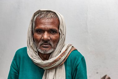 RAXAUL, INDIA: Raxaul, Bihar State, Hindistan 'da tanımlanamayan Hintli adam, Kasım 2021