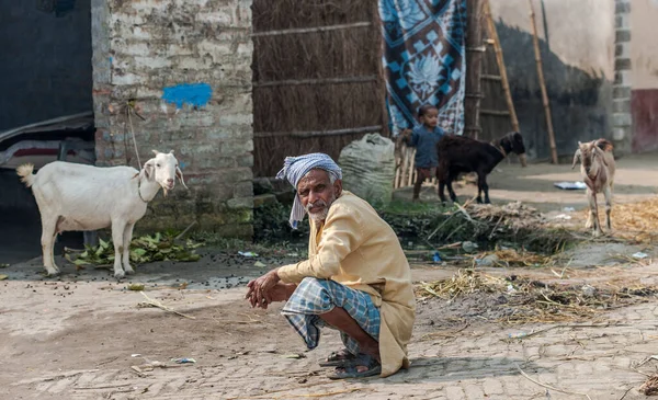 インドのラクソール 11月14日 インドのビハール州ラクソールで2013年11月14日に未確認のインド人男性 ビハール州はインドで最も貧しい州の一つである 1人当たりの所得は約300ドルです — ストック写真
