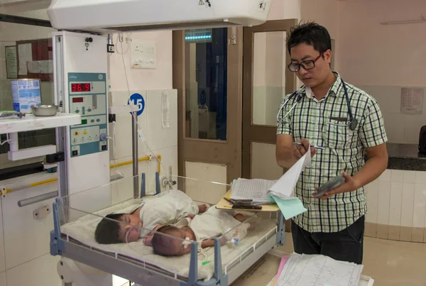 2013年11月頃インドビハール州ラクソールの農村病院の未確認医師 — ストック写真