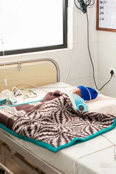 2013年11月頃インドビハール州ラクソールの農村病院で確認されていない新生児 — ストック写真