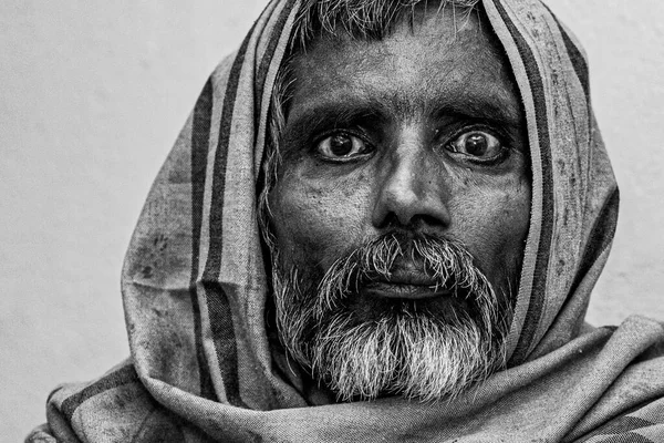RAXAUL, INDIA: Raxaul, Bihar State, Hindistan 'da tanımlanamayan bir Hintlinin siyah beyaz portresi, Kasım 2021