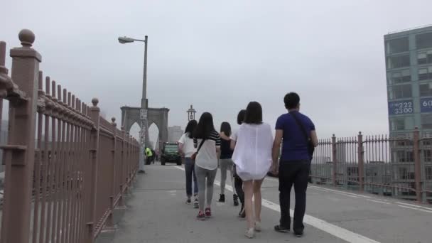 Personas Brooklyn Bridge Estados Unidos — Vídeo de stock