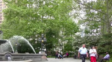 Jacob Wrey Çeşmesi 'ndeki insanlar, New York, ABD