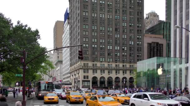 Tráfico Quinta Avenida Apple Manhattan Nueva York — Vídeos de Stock