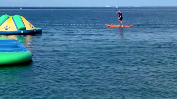 Scénický Záběr Muže Paddleboardu Blízkosti Krásného Pobřeží Jaderského Moře Slunečného — Stock video
